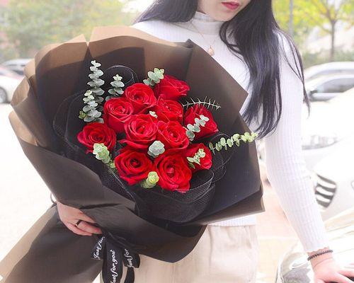 11朵玫瑰花语的深层含义（爱情的绚丽图章和生活的灿烂阳光）
