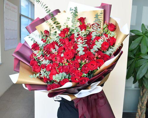 19朵玫瑰的意义与象征（探寻玫瑰花束中蕴含的情感和寓意）