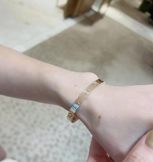 金手镯搭配玫瑰花有何特别含义？