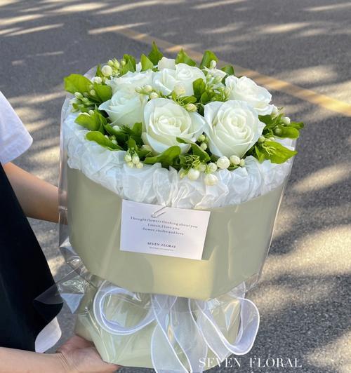 白玫瑰与茉莉花组合有何特殊含义？它们共同代表了什么？
