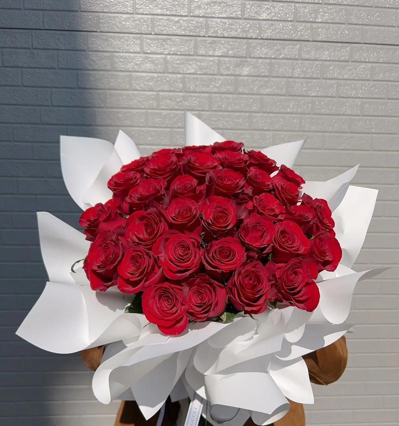 用手拧红色玫瑰的含义是什么？拧红色玫瑰花代表什么？