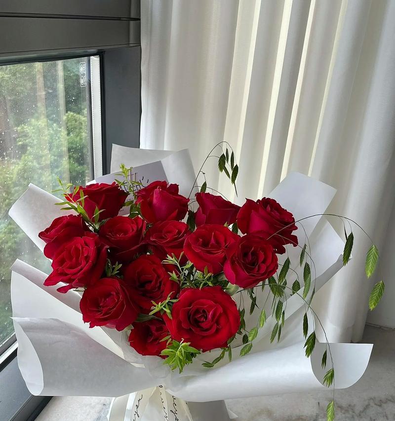 用手拧红色玫瑰的含义是什么？拧红色玫瑰花代表什么？